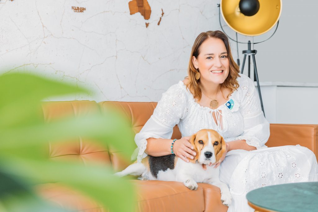 Bianka und Hund zur Seite